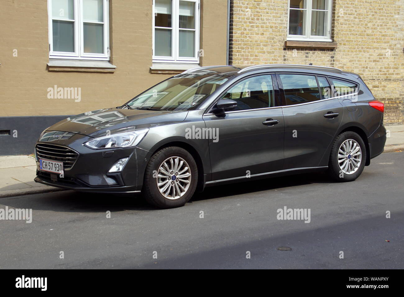 Roskilde, Danemark - Juillet 19, 2019 : Ford Focus gris Gare stationné sur un parking public. Personne dans le véhicule. Banque D'Images