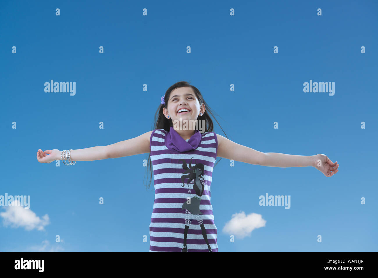 Fille souriant avec bras tendu Banque D'Images