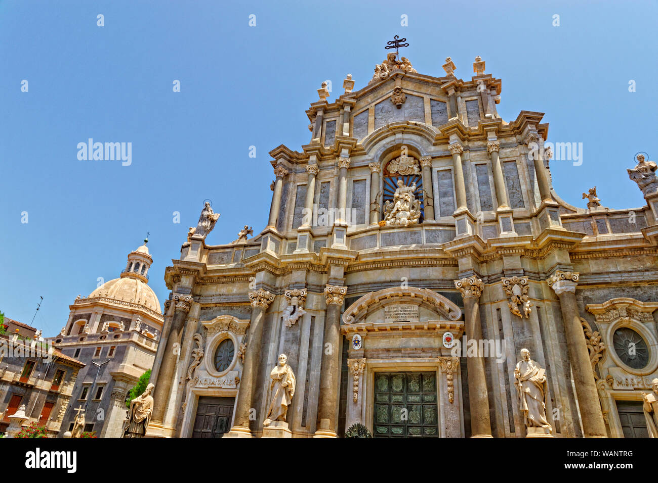 Façade de la Cathédrale Sainte Agathe dans la place du Duomo, Catane, Sicile. Banque D'Images
