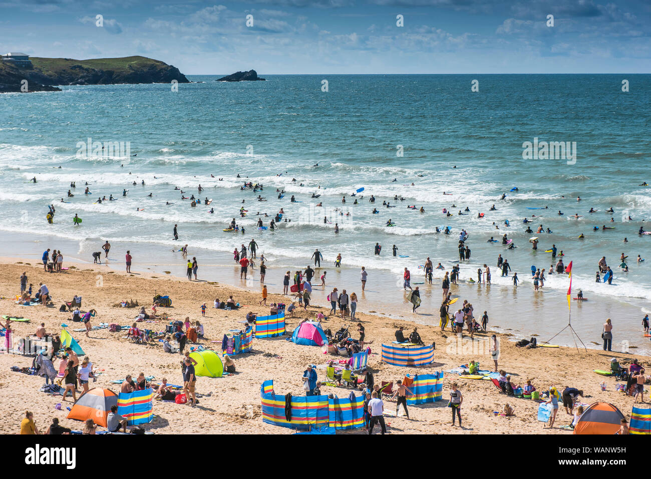 Les vacanciers le long d'une plage de Fistral à Newquay en Cornouailles. Banque D'Images