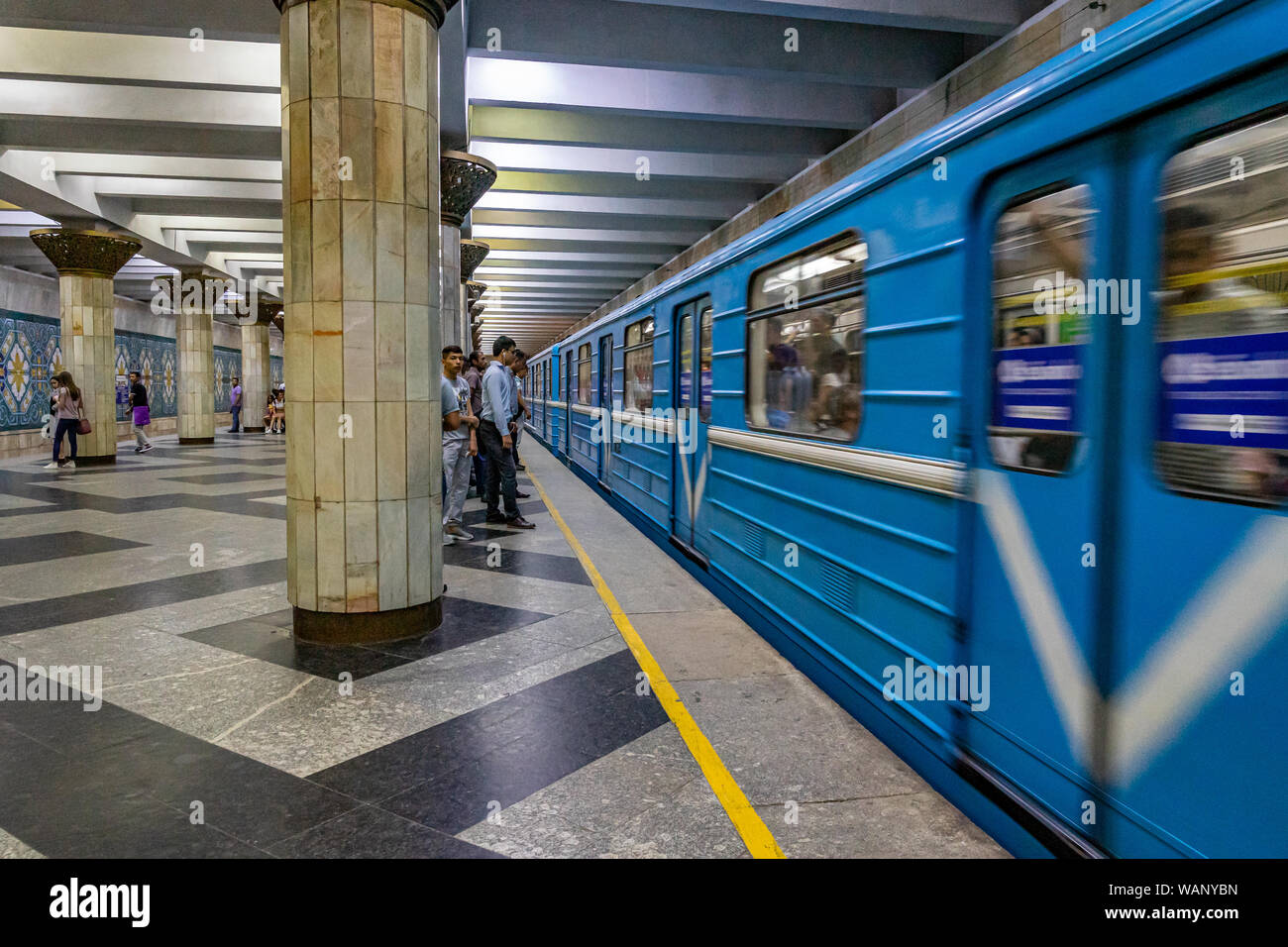 Les passagers qui attendent à la station de métro Tashkent Banque D'Images