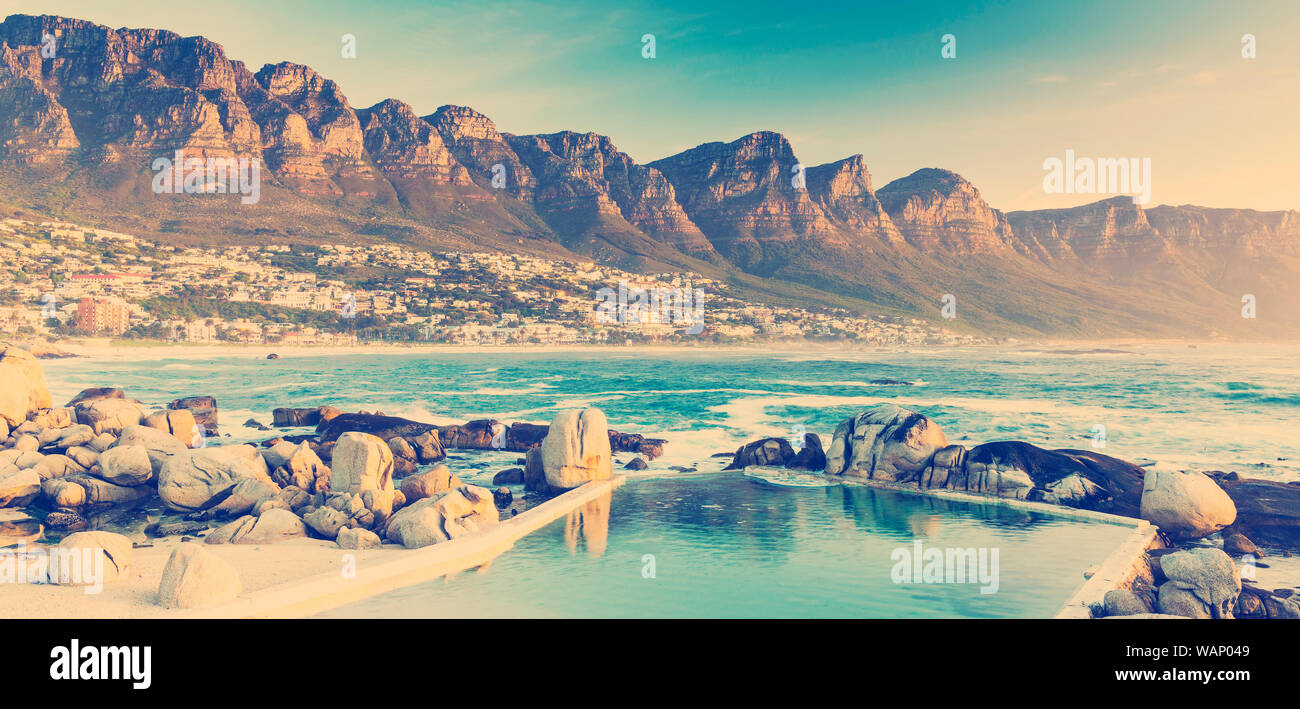 Coucher du soleil panorama de Camps Bay, Cape Town en Afrique du Sud avec retro style effet filtre Instagram Banque D'Images