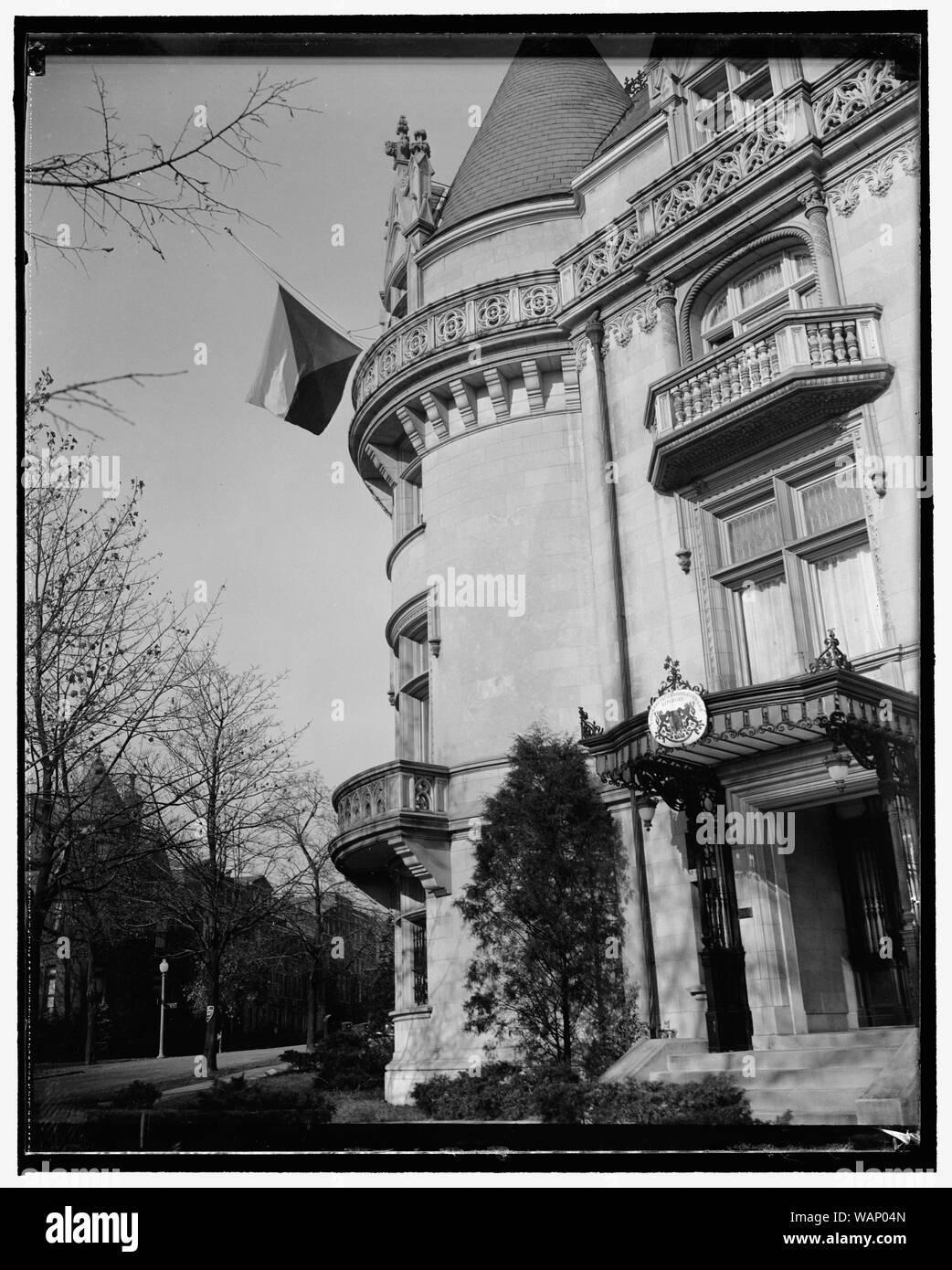 Légation tchèque drapeau en berne. Washington, D.C., le 18 novembre. Neuf étudiants soupçonnés de flambées anti-nazis à Prague ont été exécutés par l'Allemand storm troopers et plus 1200 tenue en état d'arrestation. À Berlin, un haut fonctionnaire a déclaré que, même si l'exécution des étudiants "peuvent paraître sévères," il était nécessaire parce que l'Allemagne était en guerre et "ne peut pas permettre à la République tchèque les gens d'être contaminés par quelques têtes brûlées." Photo montre la République tchèque légation à Washington battant ses couleurs en berne Banque D'Images