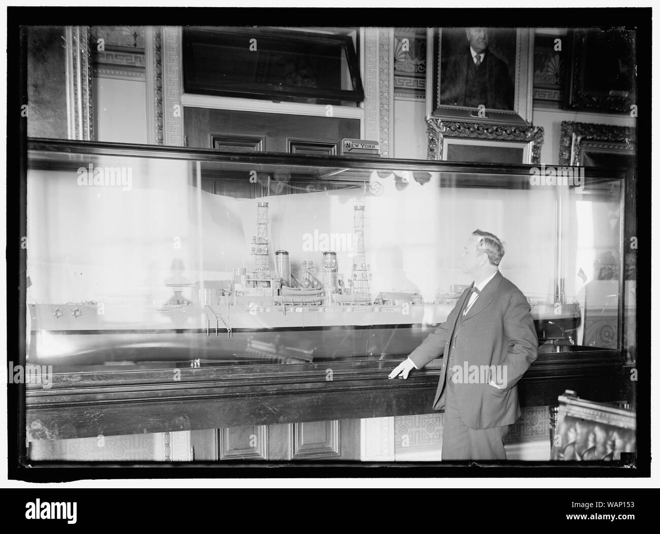 DANIELS, Josephus. Secrétaire DE LA MARINE, 1913-1921. Avec le modèle de l'U.S.S. NEW YORK Banque D'Images