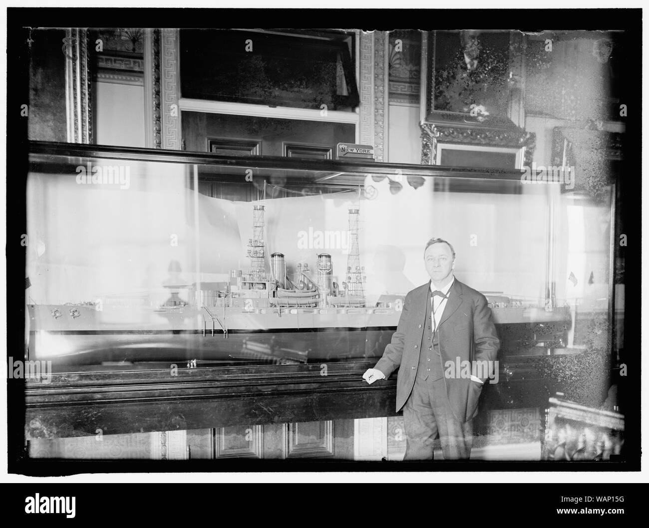 DANIELS, Josephus. Secrétaire DE LA MARINE, 1913-1921. Avec le modèle de l'U.S.S. NEW YORK Banque D'Images
