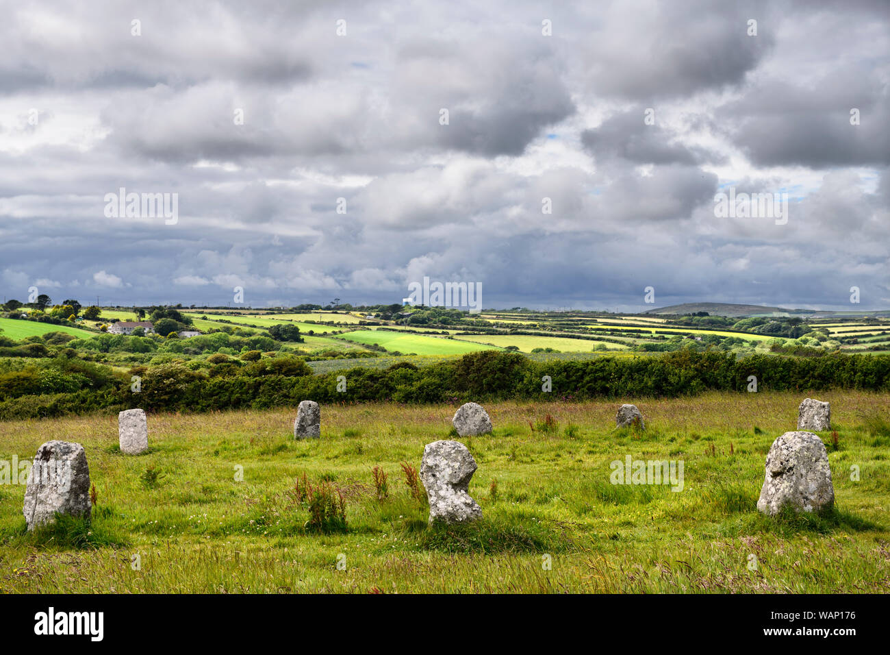Merry Maidens de Boleigh mégalithes néolithiques de granite stone circle sur un monticule élevé parmi les champs de ferme de Cornouailles en Angleterre Banque D'Images