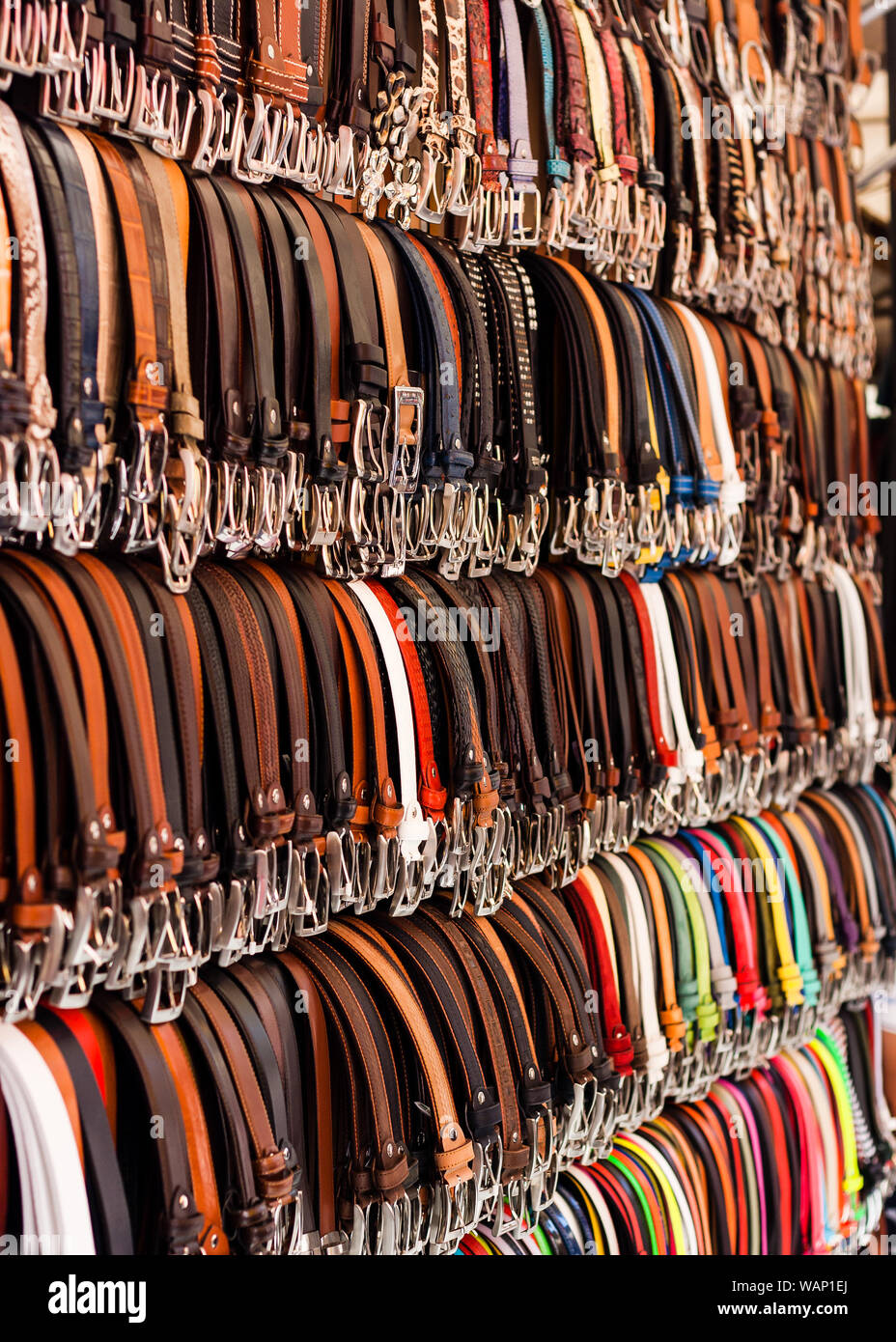 Collection de ceintures colorées sur le marché commercial Banque D'Images