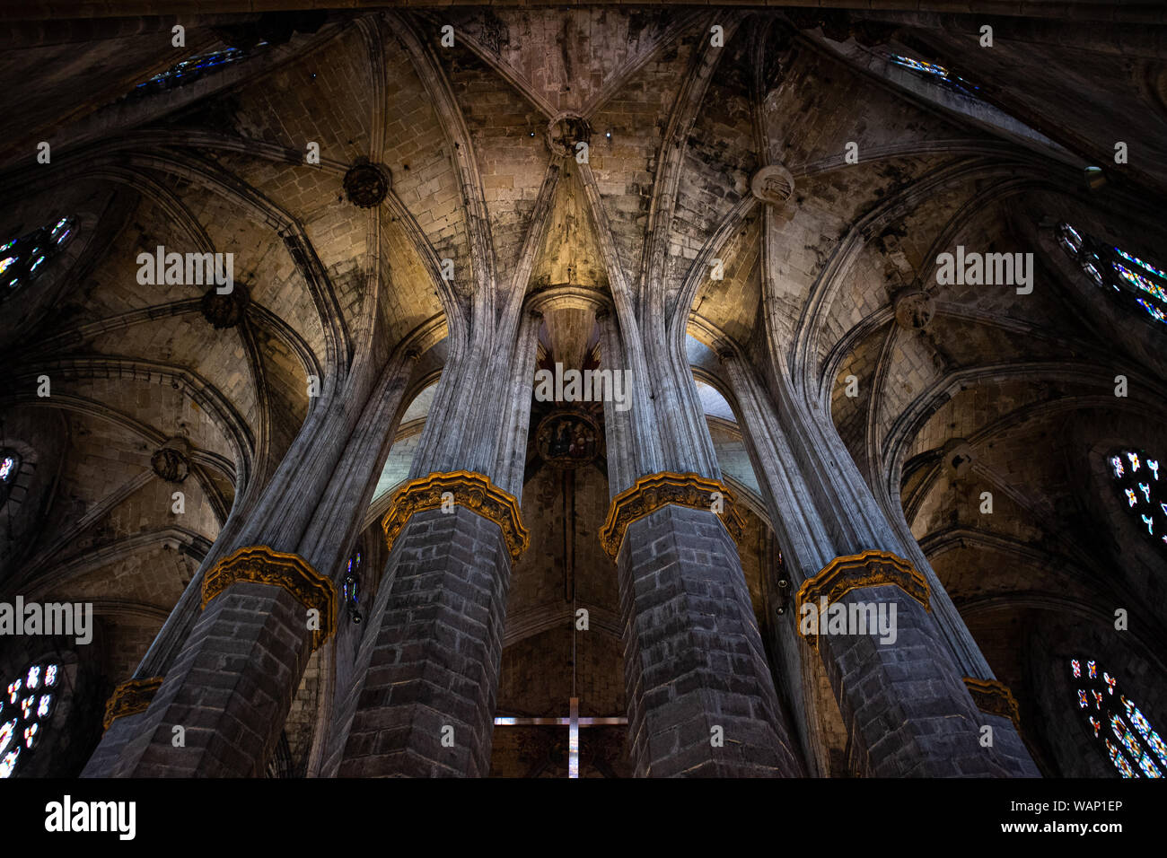 Le noir et or piliers de la Basilique Santa Maria del Pi à Barcelone,chef d'oeuvre de l'architecture gothique Banque D'Images