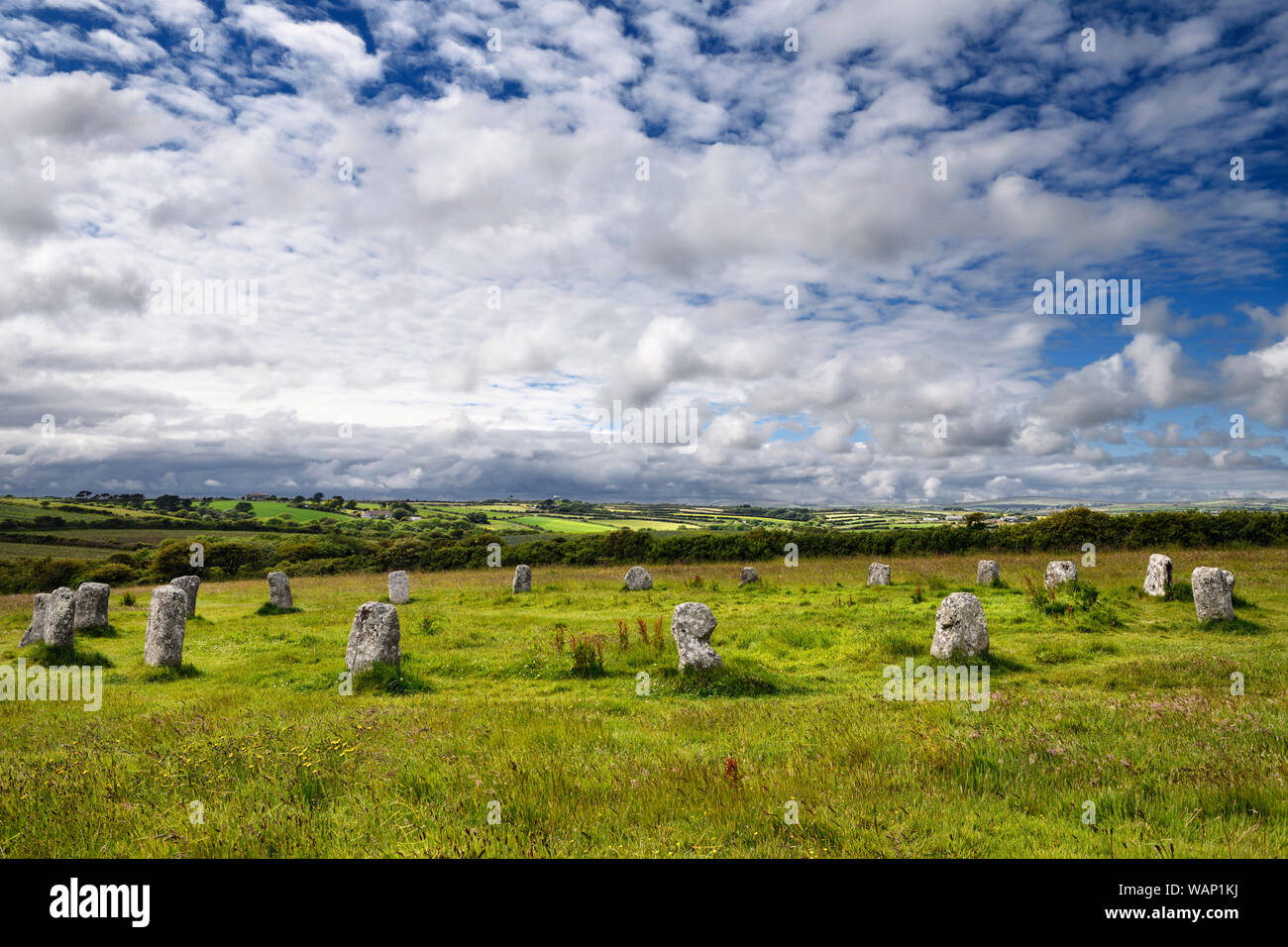 Merry Maidens de Boleigh cercle de pierres néolithiques avec 19 pierres debout sur un monticule à Cornwall en Angleterre Banque D'Images