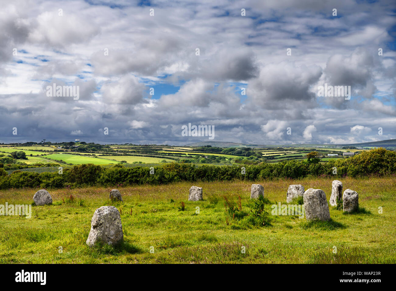 Merry Maidens de Boleigh cercle de pierres néolithiques avec les champs cultivés dans la verte Angleterre Cornwall Banque D'Images