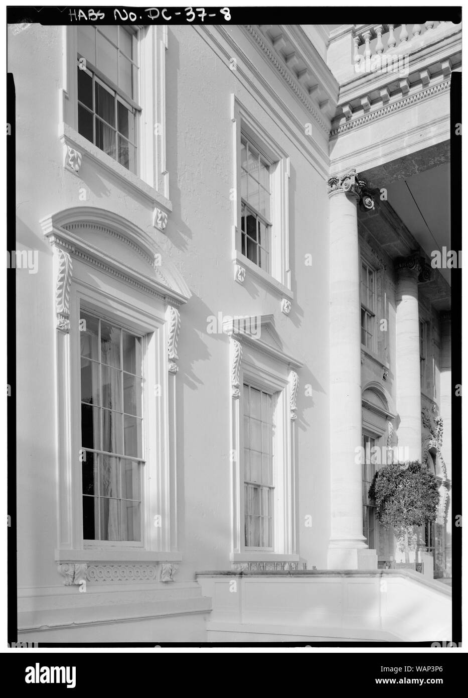 Détail de WINDOWS, EAST END ; Anglais : 8. Détail de WINDOWS, EST DE CÔTÉ NORD DU BÂTIMENT TRICOLORE DC,laver,134-8 Banque D'Images