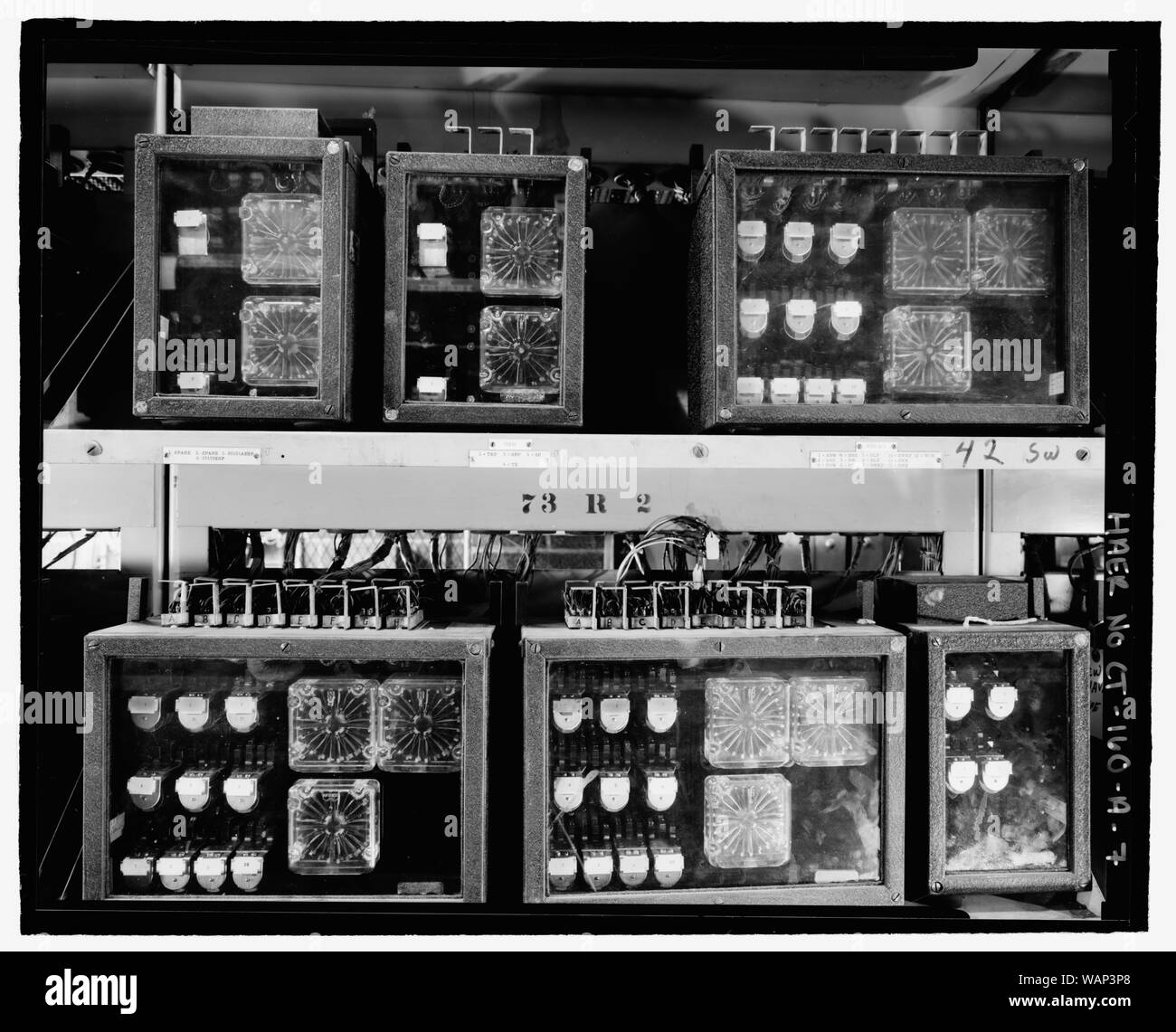 Détail de l'électro-mécanique des relais sur des étagères, PREMIER ÉTAGE, APPAREIL FACE À SUD-OUEST. Ces unités SÉLECTION D'ITINÉRAIRE DE L'UNION EUROPÉENNE ADMIS RELATIVEMENT FACILE LE REMPLACEMENT DES CIRCUITS défectueux. Triage - New Haven, bâtiment de contrôle, aux environs de Union Avenue , New Haven, dans le comté de New Haven, CT Banque D'Images