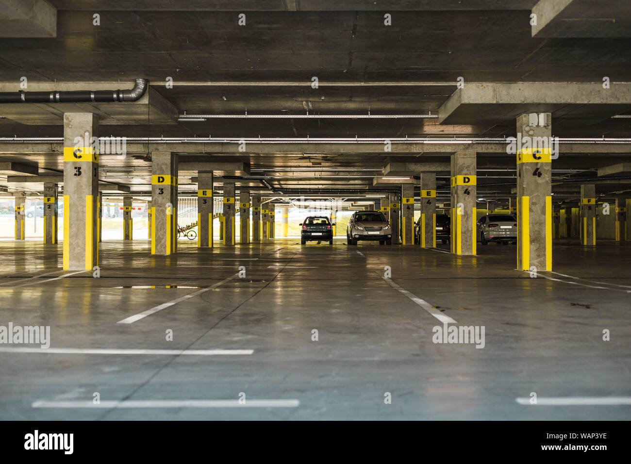 Parking souterrain sur quelles voitures sont. Garage moderne Banque D'Images