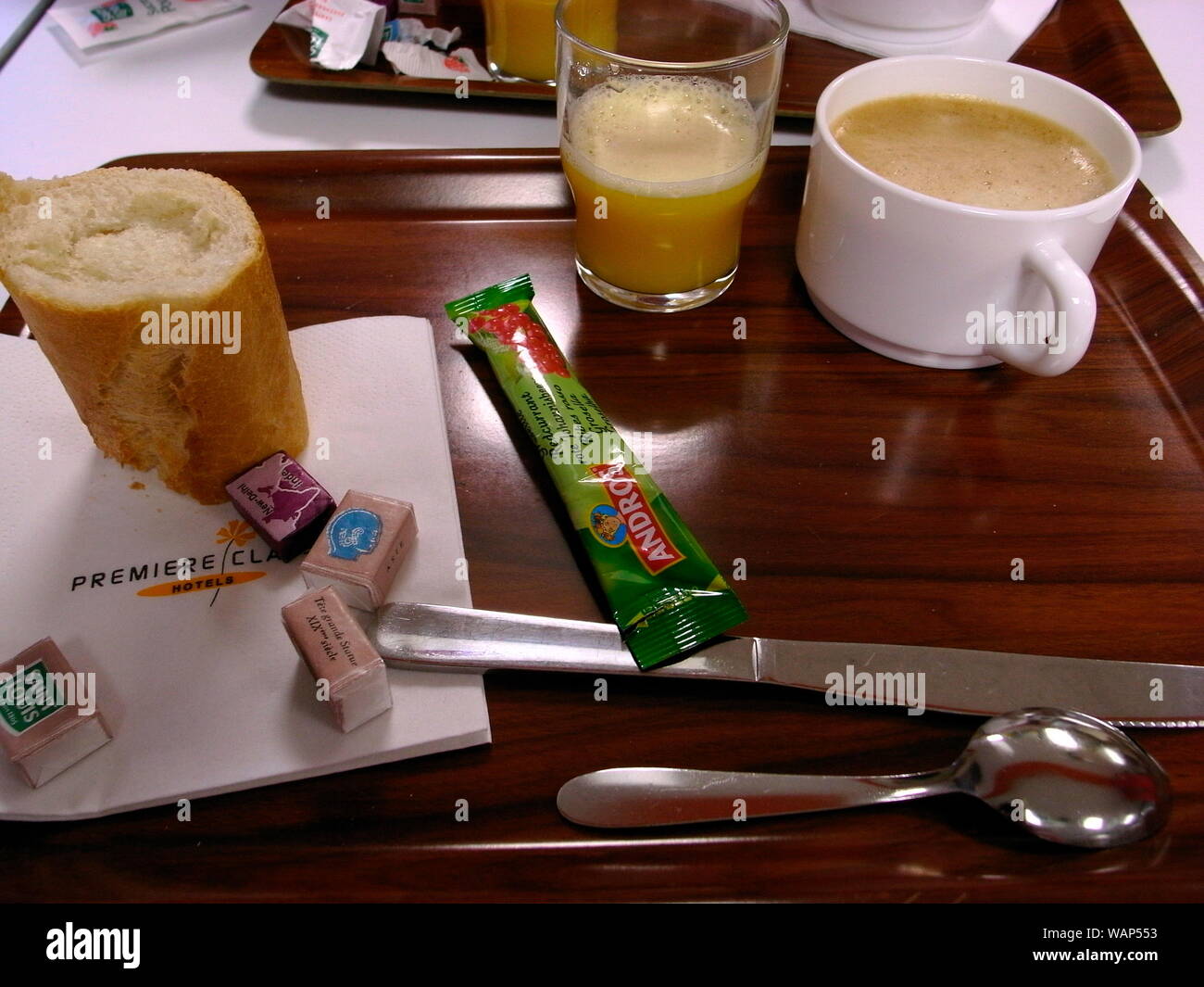 AJAXNETPHOTO. 2010. AMIENS, FRANCE. - Démarreurs - morceau de pain, confiture, jus d'ORANGE DANS LE TUBE ET TASSE DE CAFÉ SUR UN PLATEAU DE PETIT-DÉJEUNER DE L'hôtel.PHOTO:JONATHAN EASTLAND/AJAX REF:GR2  11881 X0601 Banque D'Images