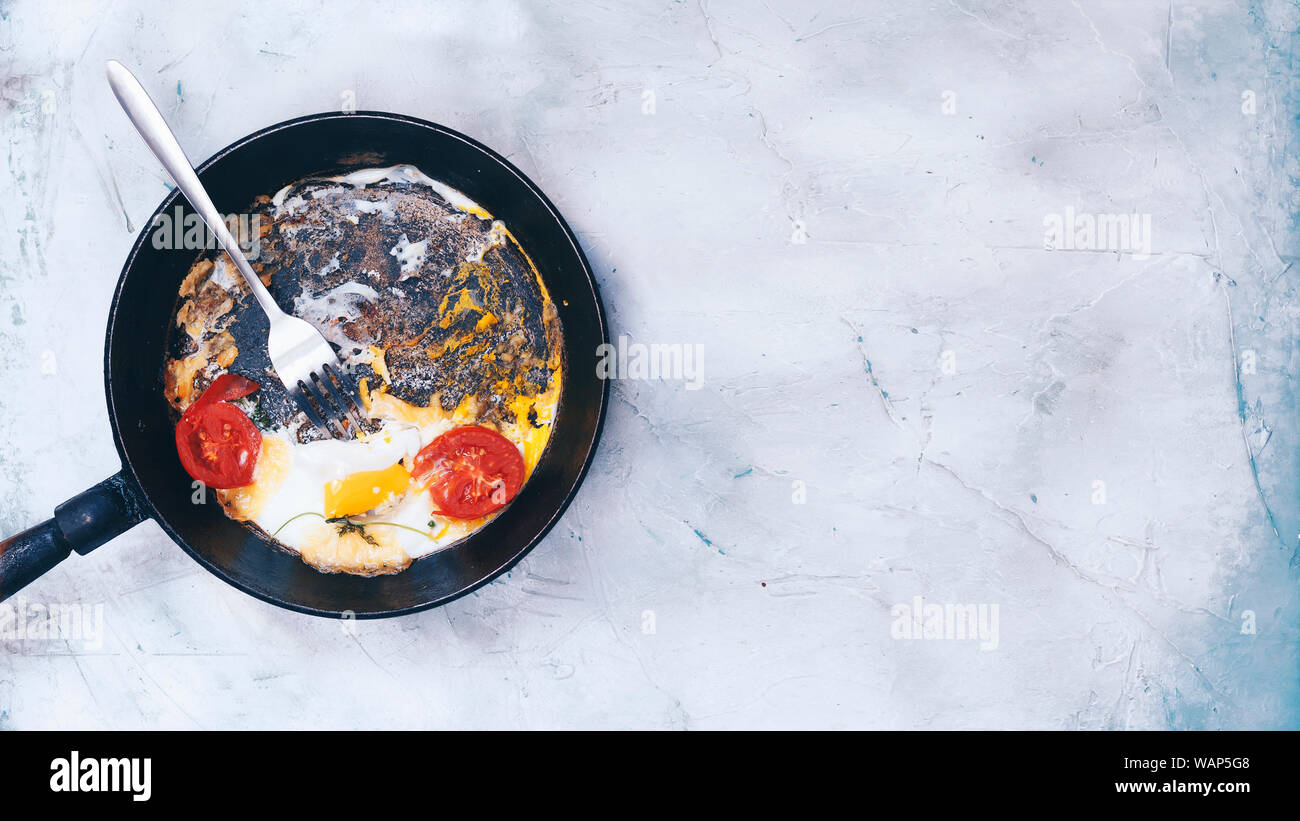 Petit-déjeuner avec les œufs et les légumes. Œuf frit pan. Omelette à la poêle avec des légumes frais Banque D'Images