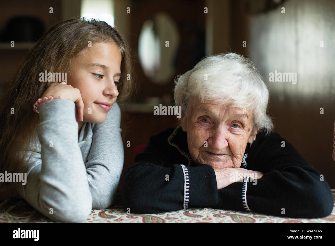 Portrait de grand-mère avec peu cute girl arrière-petite-fille. Banque D'Images