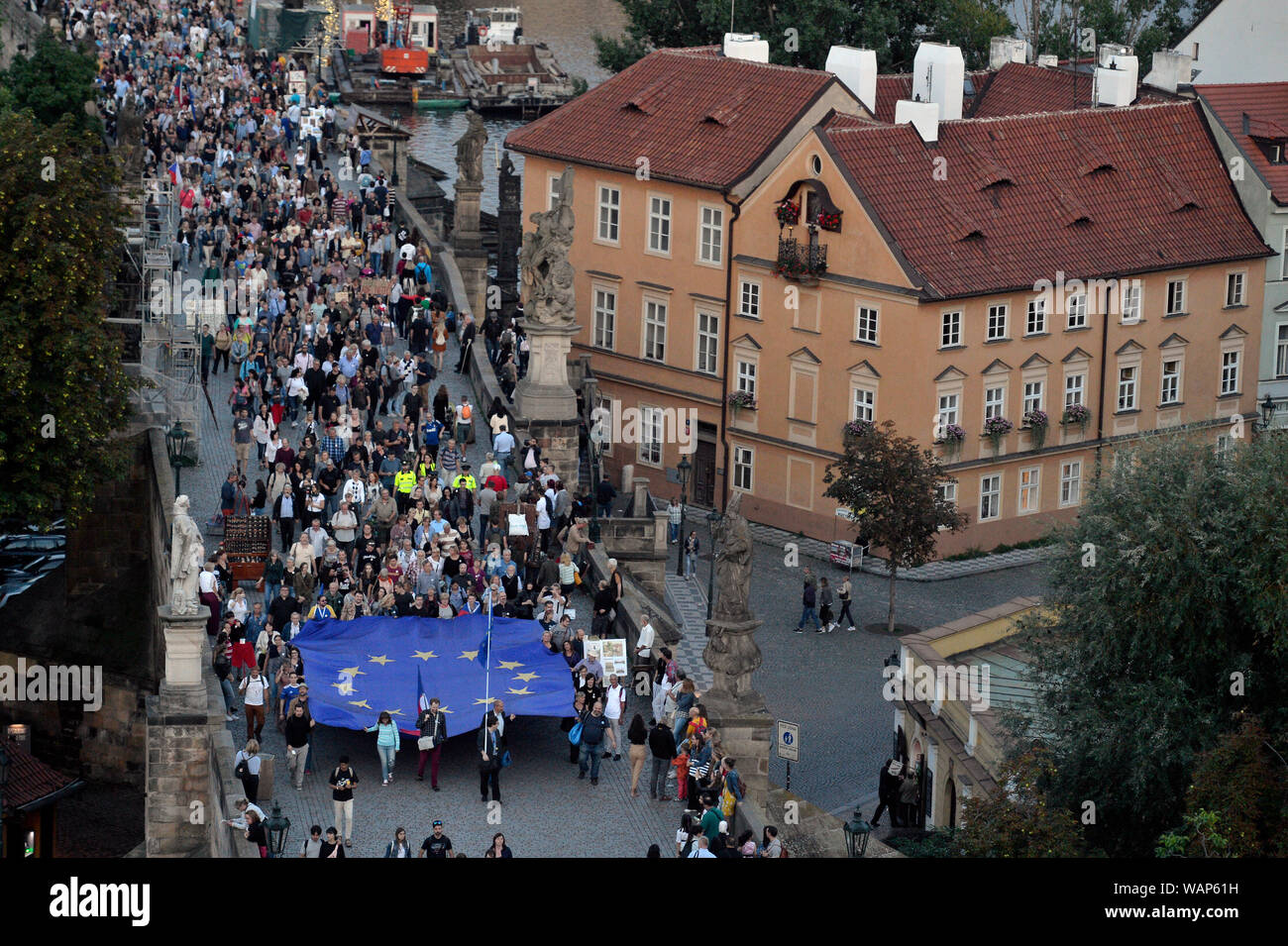 Prague, République tchèque. Août 21, 2019. Mars à Hradcanske Square près du Château de Prague, organisé par millions d'instants pour la démocratie à l'occasion du 50e anniversaire de la répression de manifestations civiques sur le premier anniversaire de l'occupation dirigée soviétique et mettez en surbrillance l'actuelle guerre de l'information. La route mars commence à la place Wenceslas et continuer via Politickych veznu street, Old Town Square et le Pont Charles (en photo) à Prague, République tchèque, le 21 août 2019. Photo : CTK Michaela Rihova/Photo/Alamy Live News Banque D'Images