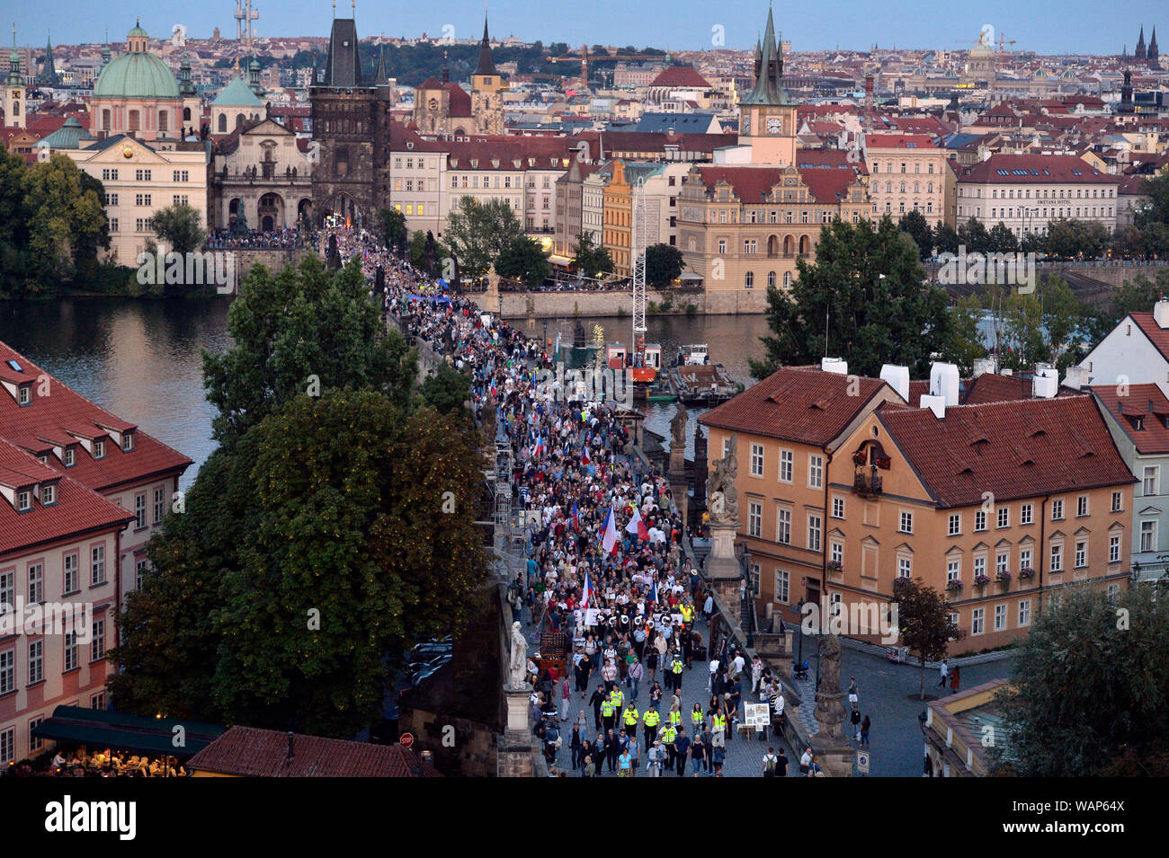 Prague, République tchèque. Août 21, 2019. Mars à Hradcanske Square près du Château de Prague, organisé par millions d'instants pour la démocratie à l'occasion du 50e anniversaire de la répression de manifestations civiques sur le premier anniversaire de l'occupation dirigée soviétique et mettez en surbrillance l'actuelle guerre de l'information. La route mars commence à la place Wenceslas et continuer via Politickych veznu street, Old Town Square et le Pont Charles (en photo) à Prague, République tchèque, le 21 août 2019. Photo : CTK Michaela Rihova/Photo/Alamy Live News Banque D'Images