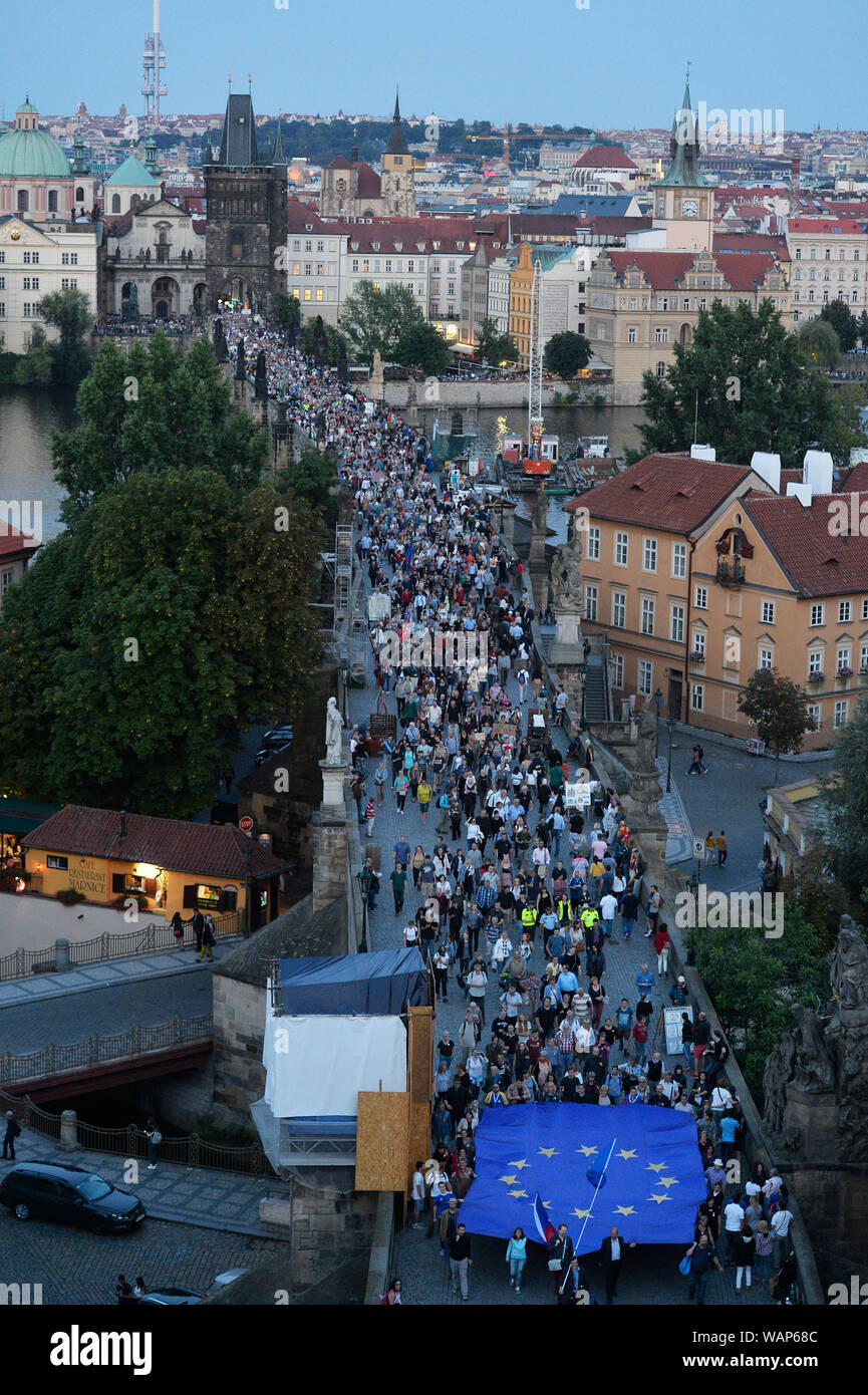 Prague, République tchèque. Août 21, 2019. Mars à Hradcanske Square près du Château de Prague, organisé par millions d'instants pour la démocratie à l'occasion du 50e anniversaire de la répression de manifestations civiques sur le premier anniversaire de l'occupation dirigée soviétique et mettez en surbrillance l'actuelle guerre de l'information. La route mars commence à la place Wenceslas et continuer via Politickych veznu street, Old Town Square et le Pont Charles (en photo) à Prague, République tchèque, le 21 août 2019. Photo : CTK Michaela Rihova/Photo/Alamy Live News Banque D'Images