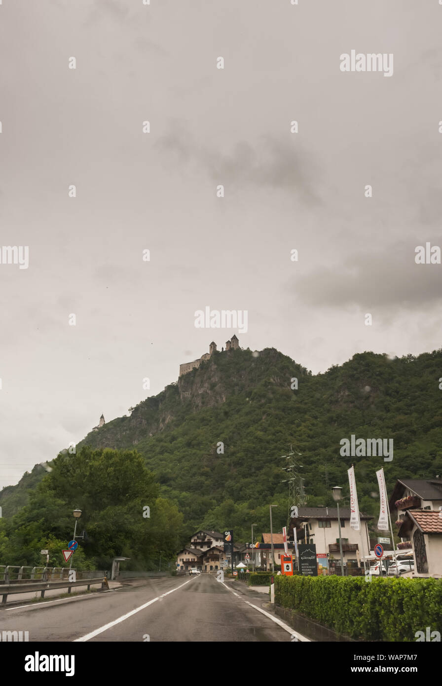 Le Château de Branzoll au Tyrol du Sud, Italie et ses environs, y compris Chiusa (allemand : Klauzen) Banque D'Images