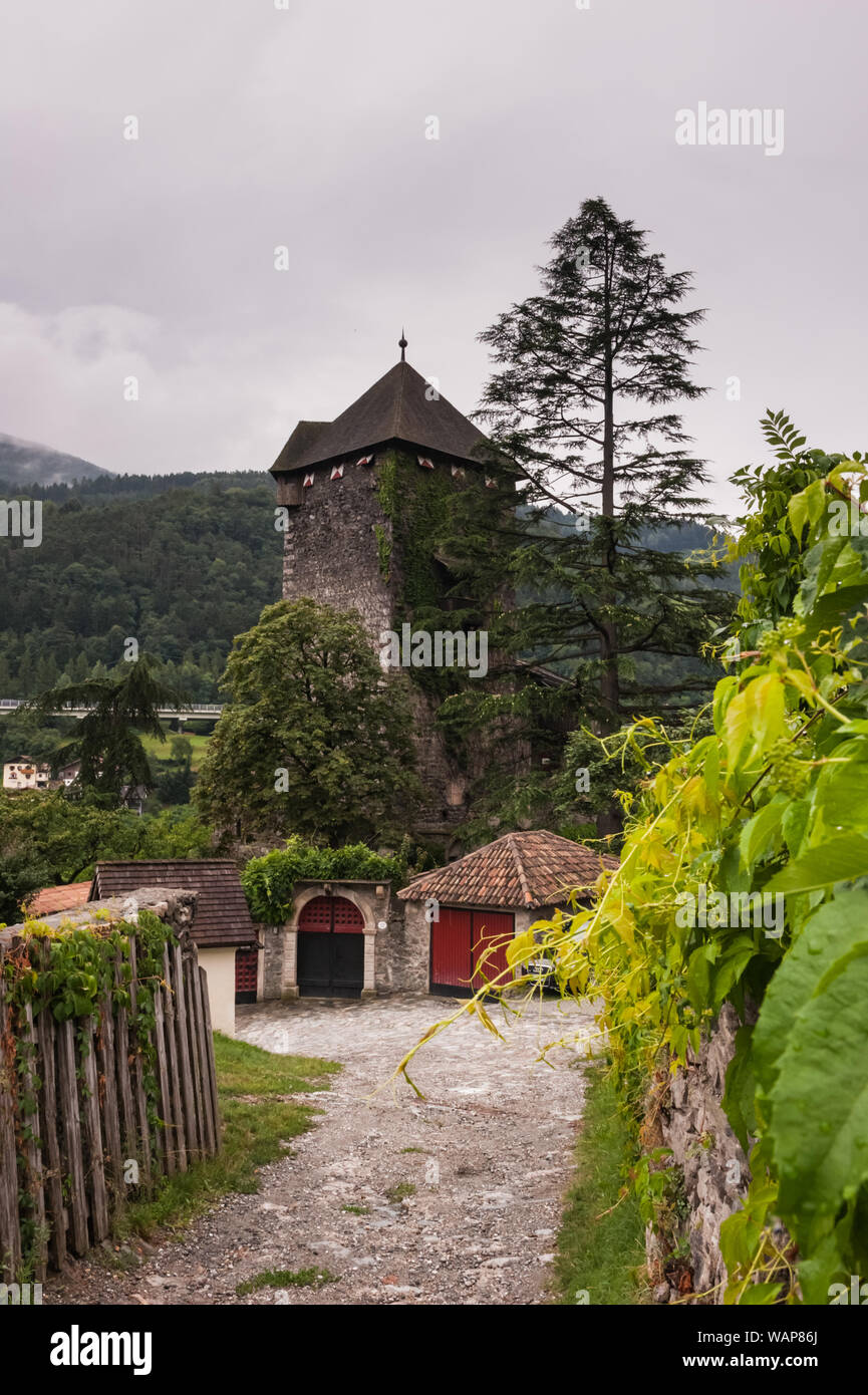 Le Château de Branzoll au Tyrol du Sud, Italie et ses environs, y compris Chiusa (allemand : Klauzen) Banque D'Images
