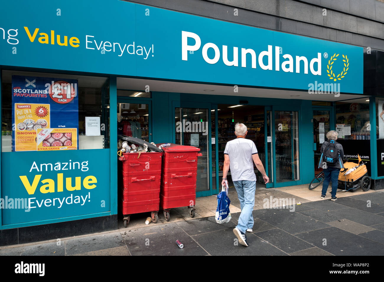 Entrée de la Poundland store sur Lothian Road, Edinburgh, Scotland, UK. Banque D'Images