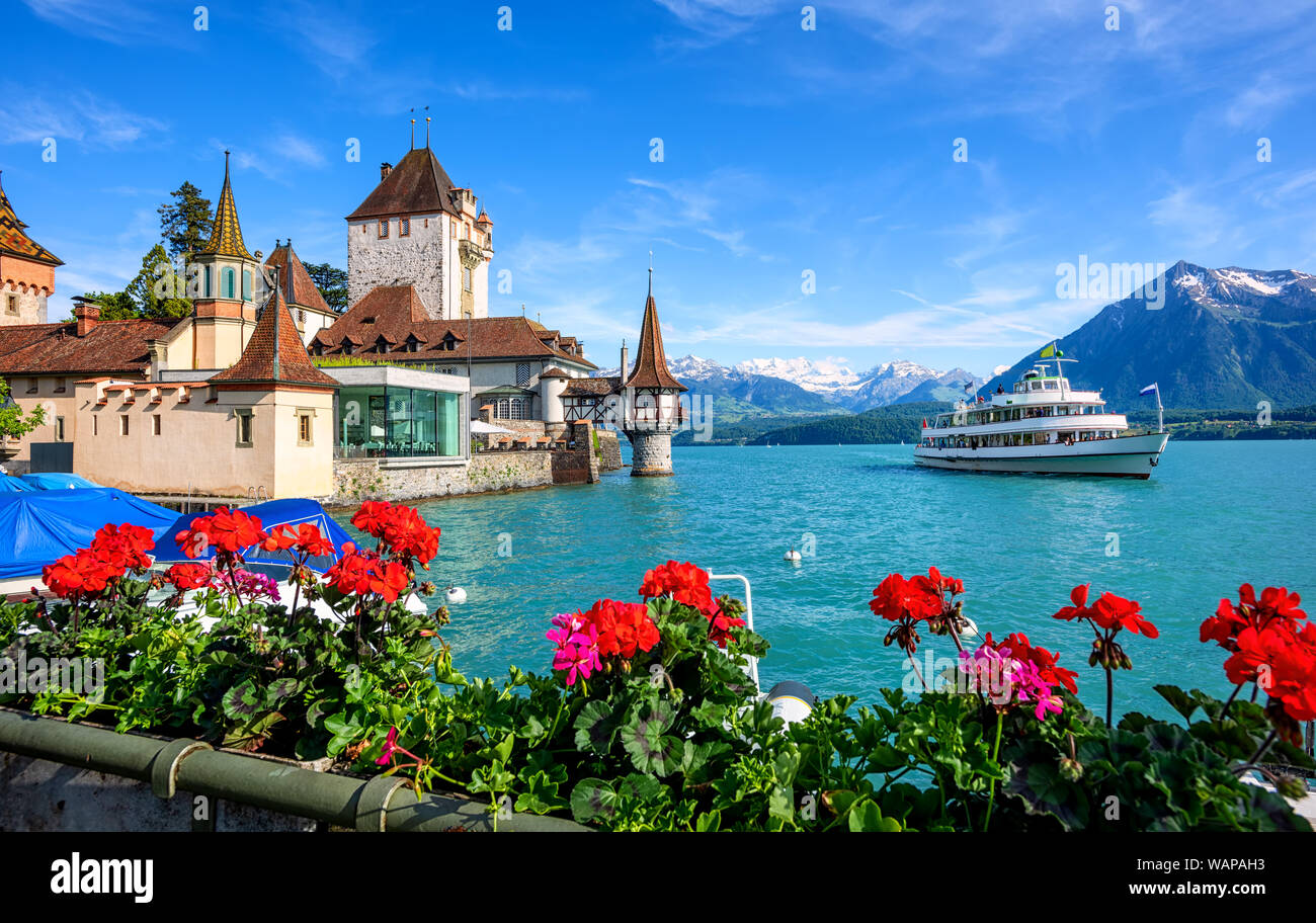 Château Oberhofen sur le lac de Thoune dans les Alpes, dans le canton de Berne, Suisse Banque D'Images