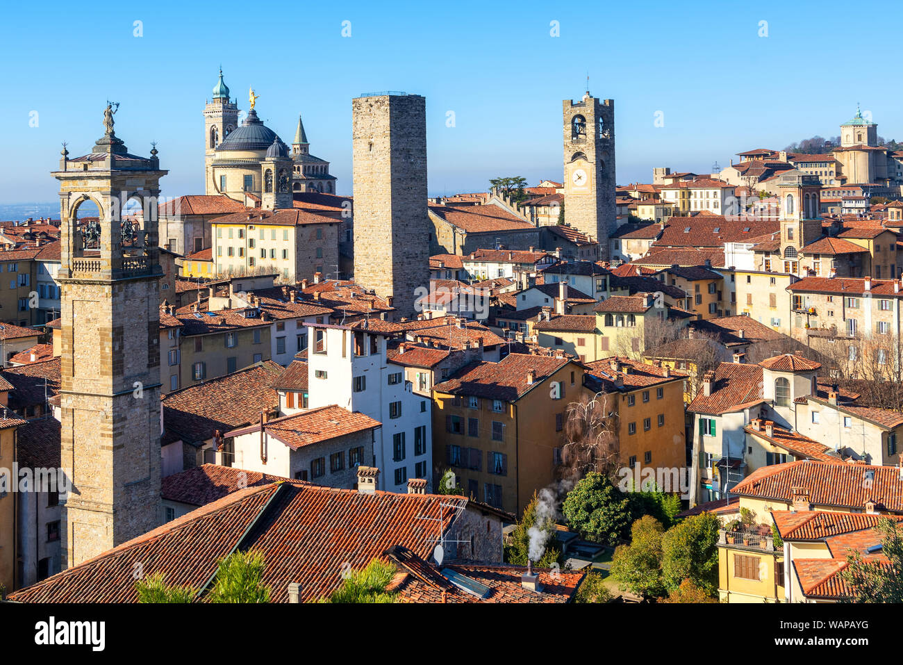 Bergame, vue sur les toits de tuiles rouges et les tours de la vieille ville historique médiévale, Lombardie, Italie Banque D'Images