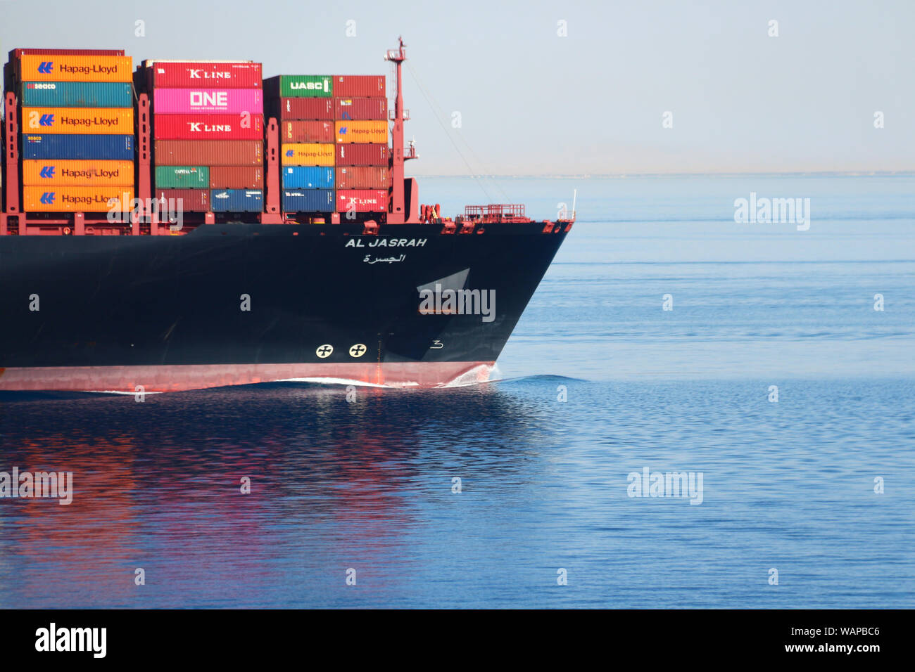 Le bateau à conteneurs Al Jasrah quitte le canal de Suez et se dirige Dans le golfe de Suez Banque D'Images