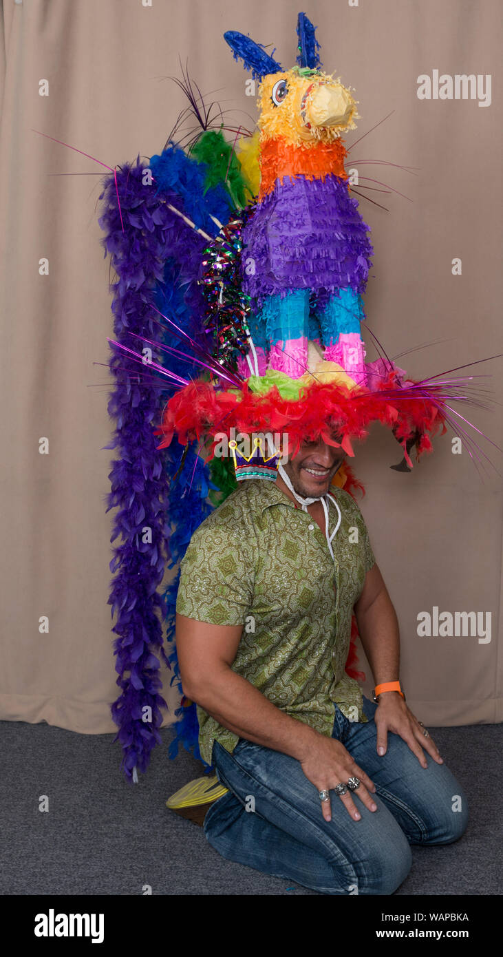 Daniel Casillas, un San Antonio, Texas, professionnel du marketing, un de ses deux modèles d'élaborer des créations, celui-ci une pinata, exposées dans le chapeau à Fiesta ! Événement, parrainé par l'Université du Texas à San Antoino's Institute of Texan Cultures, dans le cadre du mois de la ville de long célébration Fiesta Banque D'Images