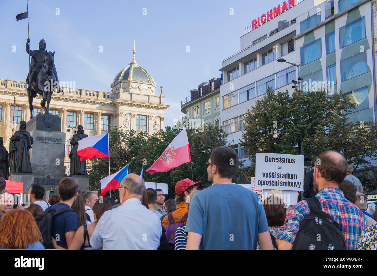Mars à Hradcanske Square près du Château de Prague, organisé par millions d'instants pour la démocratie à l'occasion du 50e anniversaire de la répression de manifestations civiques sur Banque D'Images