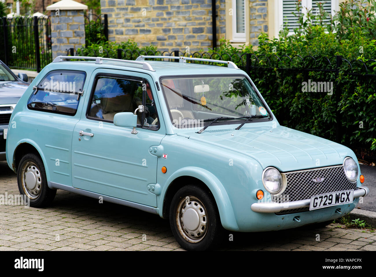 Une Nissan Pao, l'année modèle 1989 stationné dans une zone résidentielle. Banque D'Images