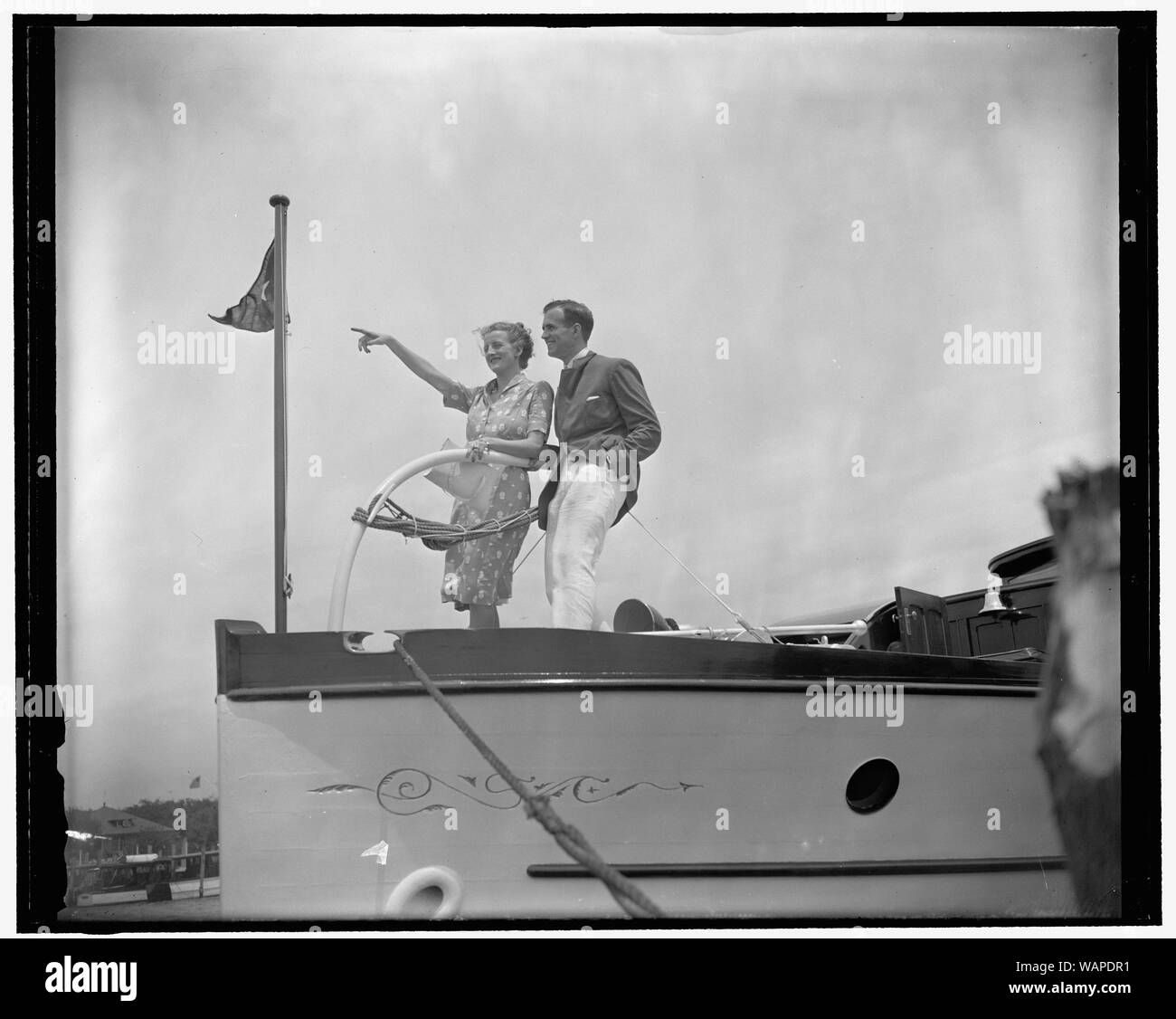 Fille de l'Ambassadeur Davies et fiancé réduite sur yachting partie. Washington, D.C., le 23 mai. Emlen Knight Gay Davies, fille de Joseph E. Davies, ambassadeur en Belgique, et son fiancé, Robert Grosjean du bureau de Londres de General Foods, ont été invités d'honneur à bord du yacht, Venture II, avec Mme Breckinridge Bayne comme hôtesse. Plans originaux pour le mariage n'ont que la cérémonie aurait lieu à bord en cas de guerre européenne, mais la date a été fixée pour le 27 mai à la succession du sénateur et Mme Millard Tydings du Maryland. Le couple va faire leur maison à Londres après la c Banque D'Images