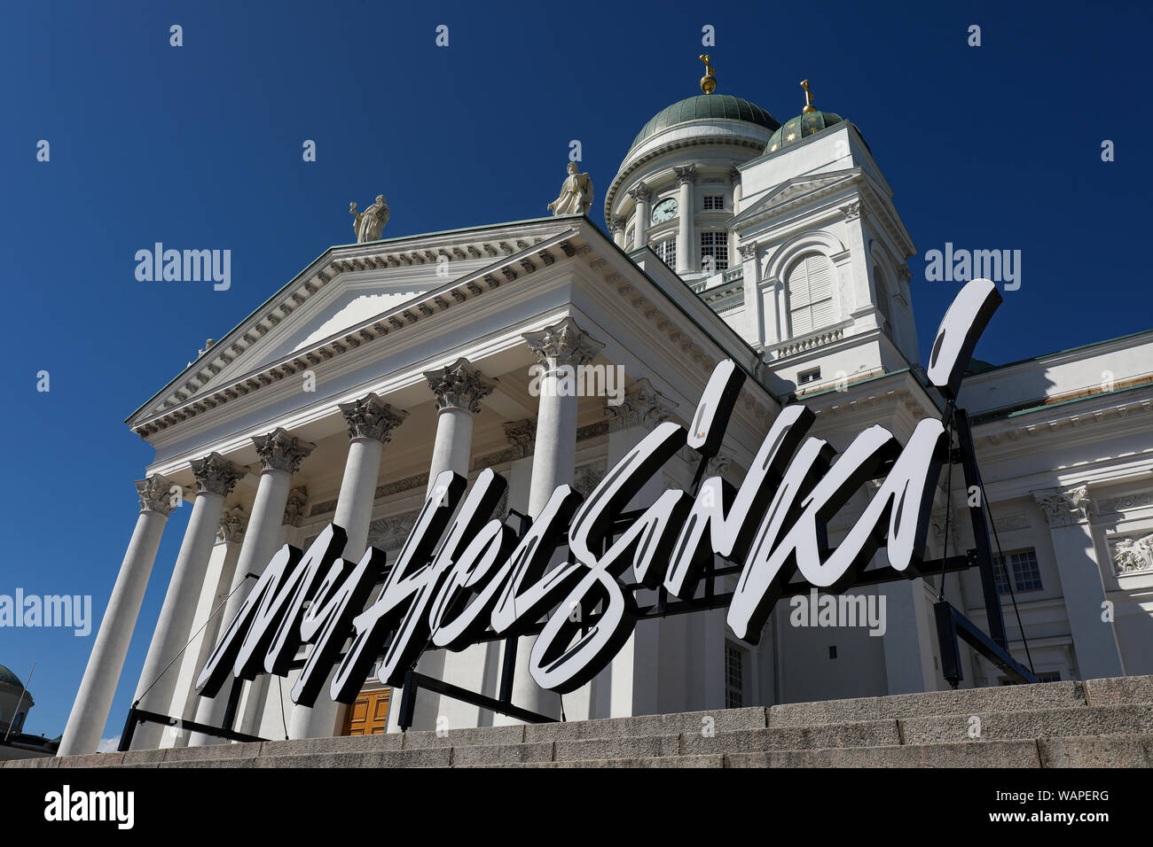 Mon panneau Helsinki se trouve en face de la cathédrale d'Helsinki, en Finlande Banque D'Images