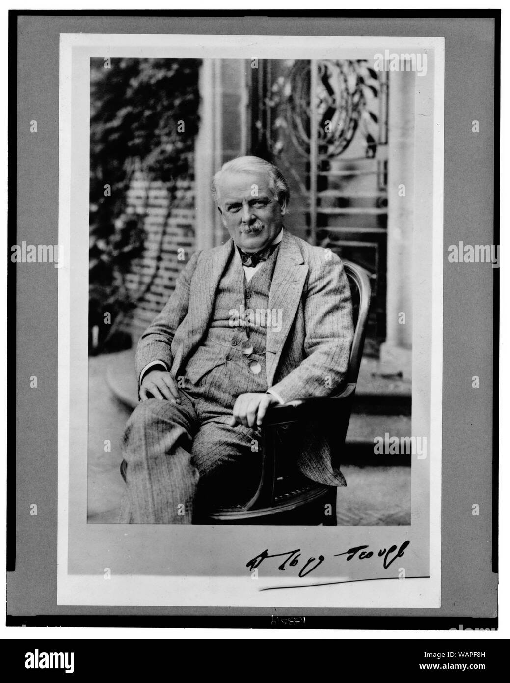 David Lloyd George, trois-quarts, portrait, assis face à l'avant Banque D'Images