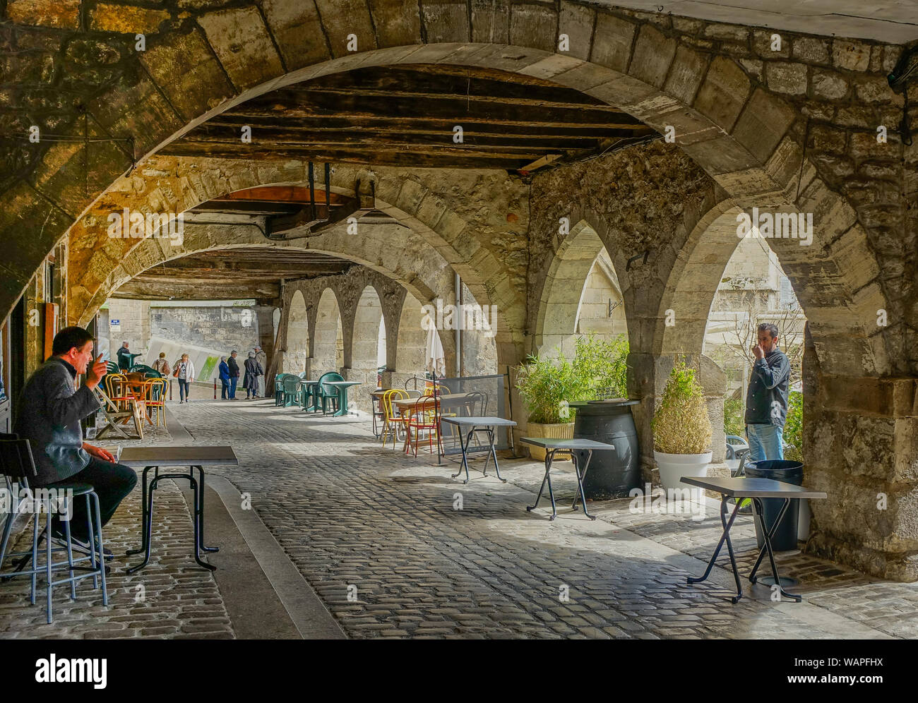 Villefranche de Rouergue, Midi Pyrénées, France - 16 septembre 2017 : vieux passage sous une arche en pierre avec quelques personnes à pied Banque D'Images