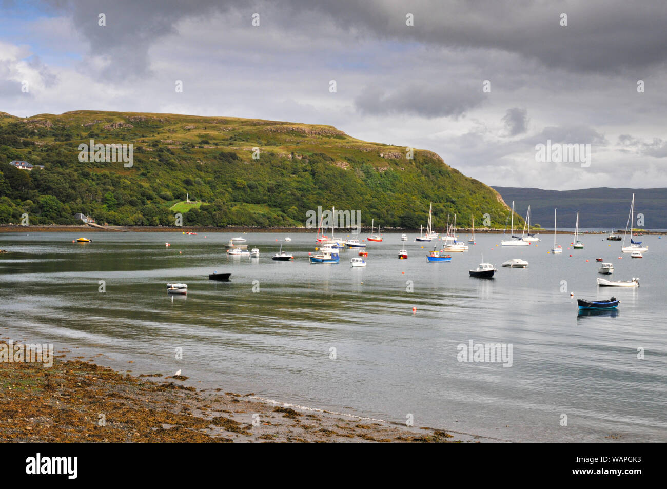 Les bateaux de pêche et yachts amarrés au port de Portree , la capitale de l'île de Sky dans les Highlands écossais Banque D'Images