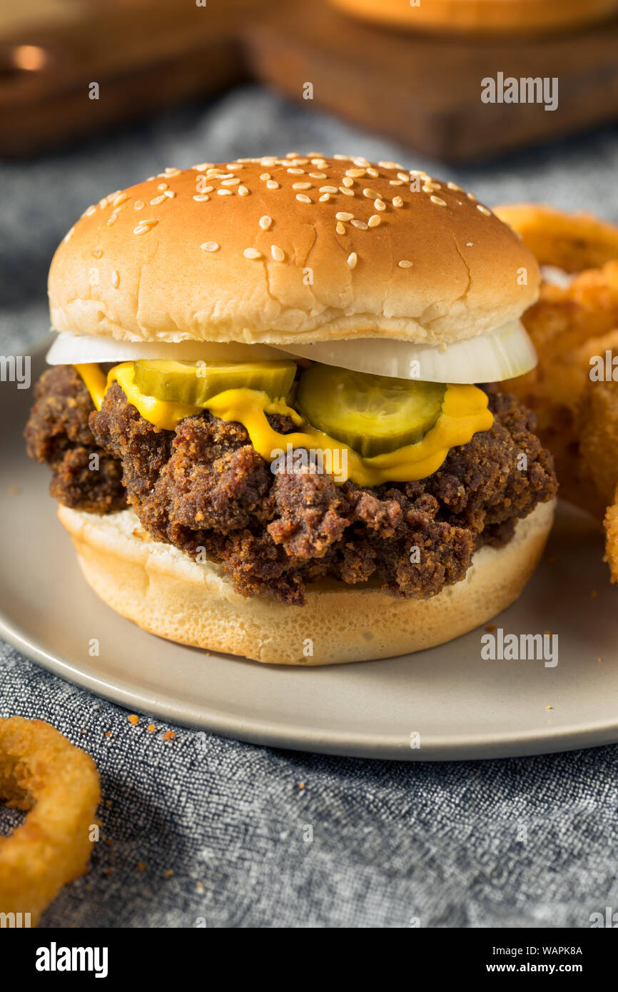 Des limaces Mississippi hamburgers avec PIckle et oignons Banque D'Images