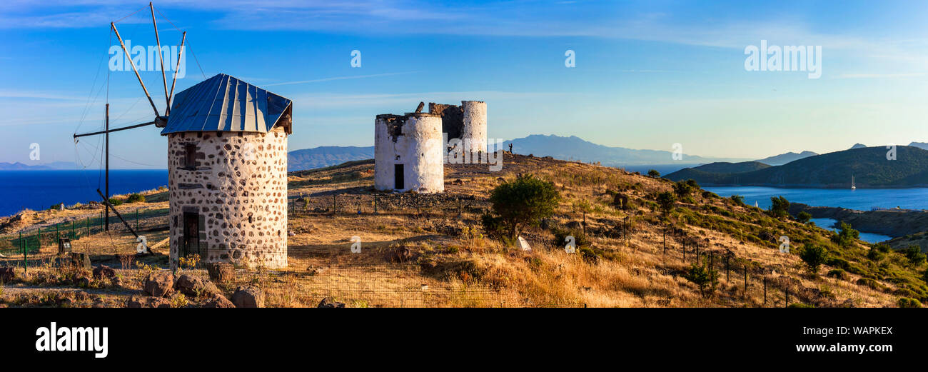 Moulins à vent traditionnels dans la ville de Bodrum sur le coucher du soleil,Turquie. Banque D'Images