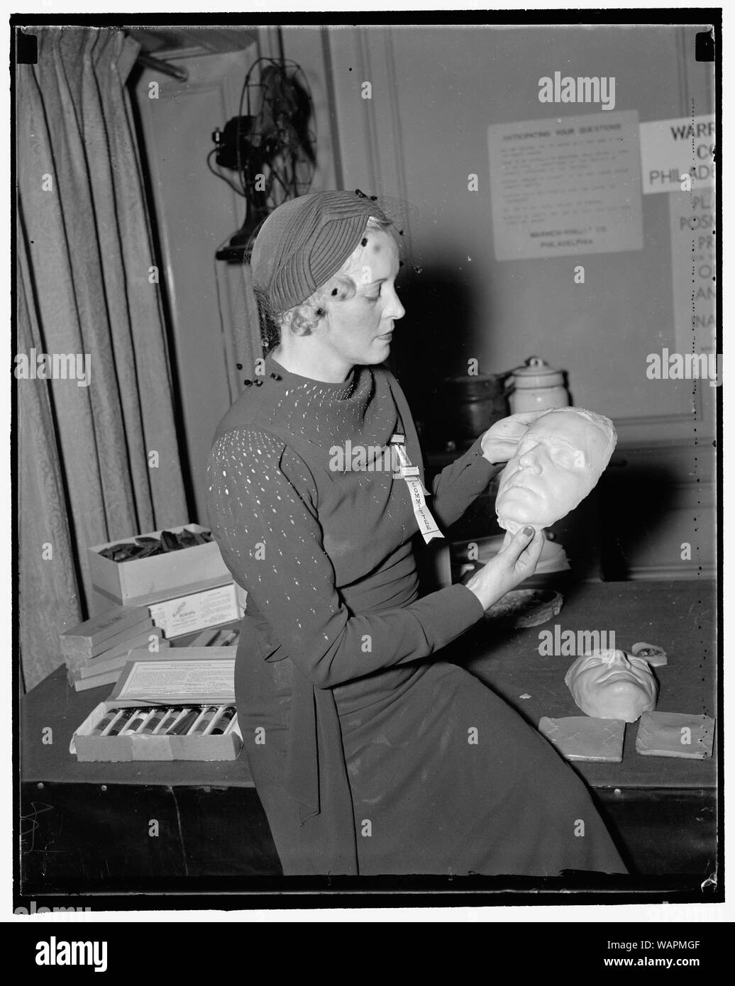 Masque de mort affichée à la convention d'identification. Le 29 septembre dernier. Mme Clark Schilder, épouse du chef de la Division de l'identification, Federal Bureau of Investigation, inspecte un masque de mort d'un criminel emprisonné lors de la Convention annuelle de l'Association internationale Identification qui s'est ouverte aujourd'hui. Les masques de la mort des criminels sont maintenant généralement utilisée par les bureaux de police dans tout le pays à des fins d'identification Banque D'Images