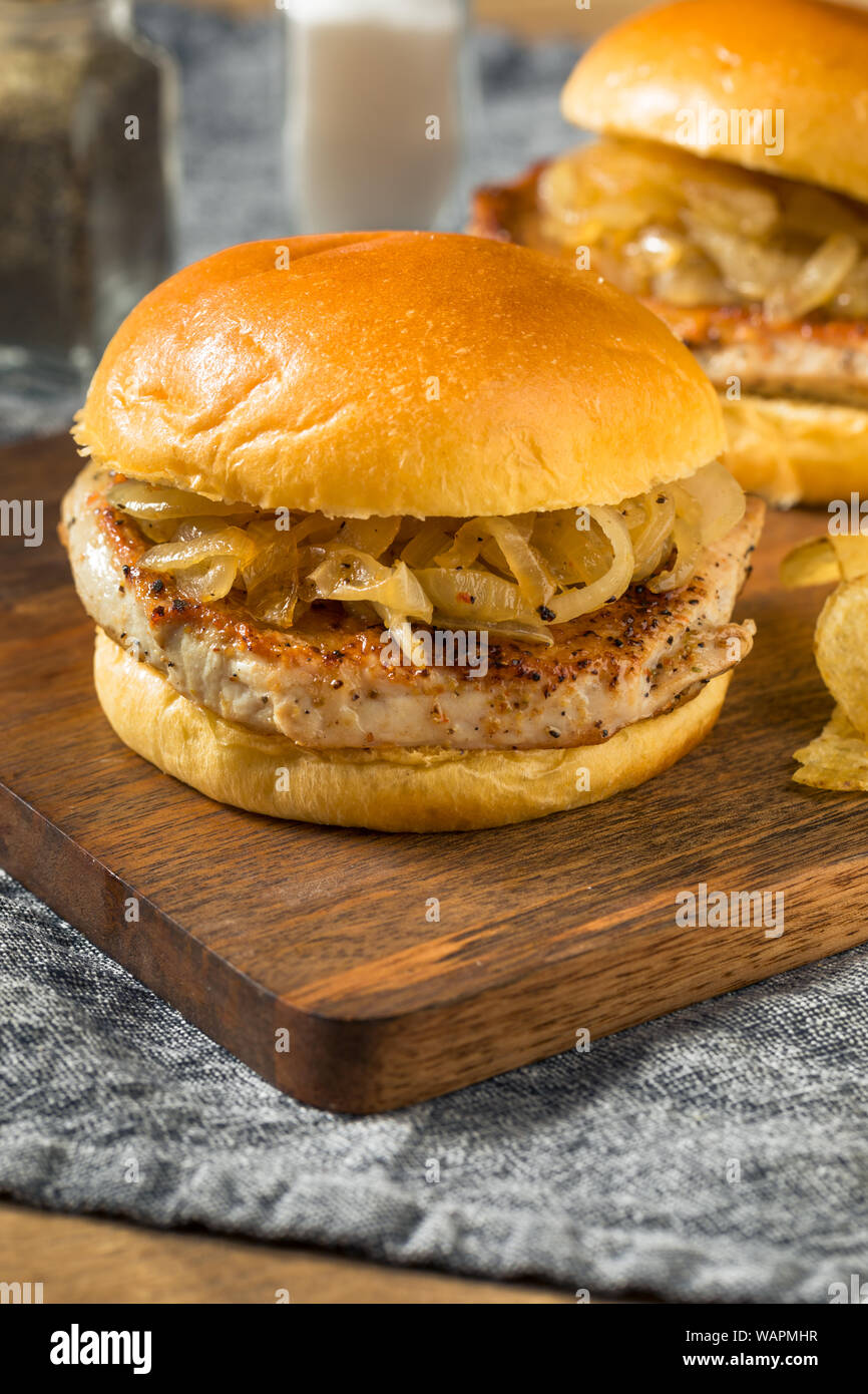 Chicago maison Sandwich côtelette de porc avec des oignons grillés Banque D'Images