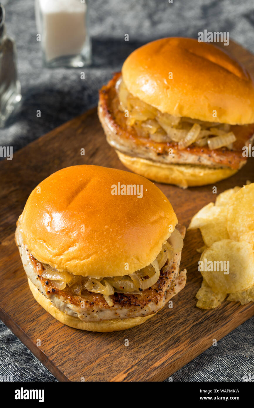 Chicago maison Sandwich côtelette de porc avec des oignons grillés Banque D'Images