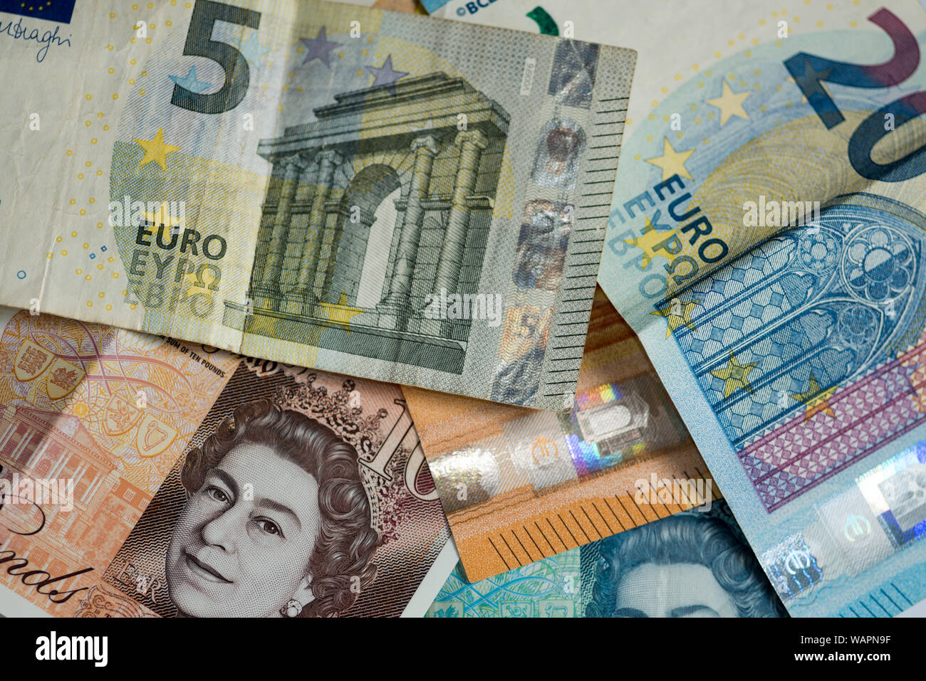 Livres et Euros de diverses confessions à un gros plan Banque D'Images