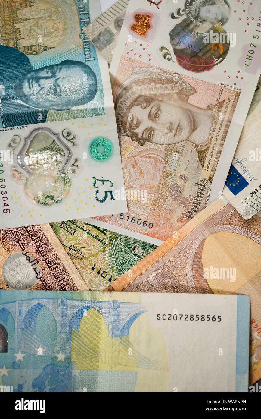 Livres et Euros de diverses confessions à un gros plan Banque D'Images