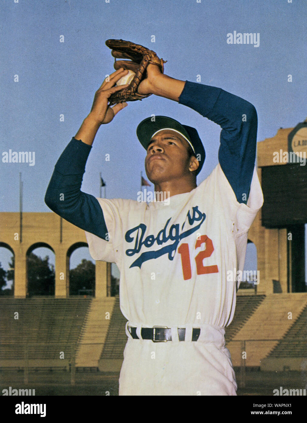 Vintage photo de Tommy Davis, joueur étoile des Dodgers de Los Angeles au Memorial Coliseum vers le début des années 1960. Banque D'Images