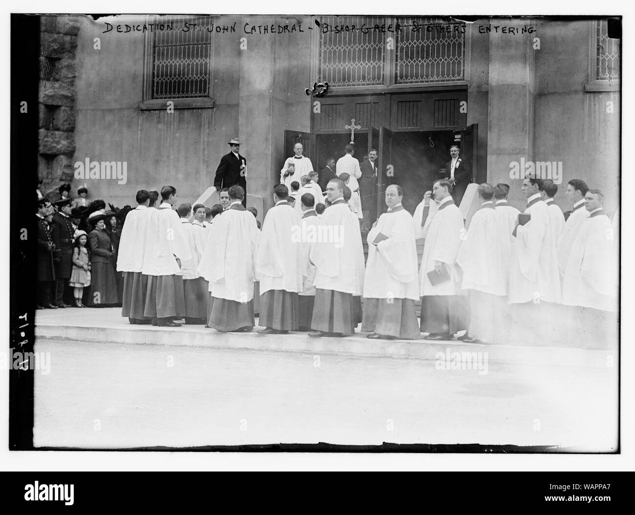Le dévouement, la Cathédrale Saint Jean, évêque Greer et d'autres personnes entrer dans Banque D'Images Le dévouement, la Cathédrale Saint Jean, évêque Greer et d'autres personnes entrer dans Banque D'Images