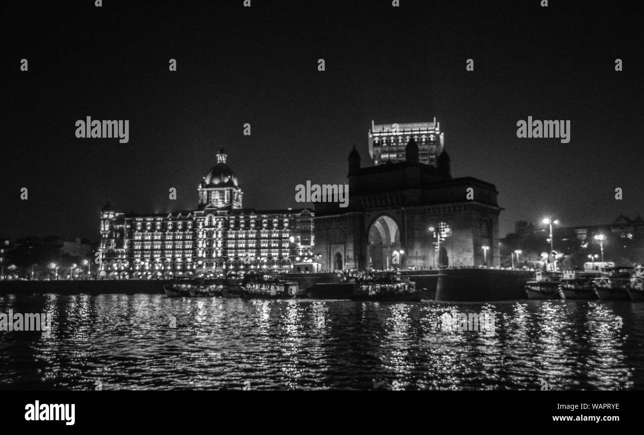 Belle porte de l'Inde près de Taj Palace Hotel Mumbai sur le port avec de nombreuses jetées, sur la mer d'Oman près de monument Chhatrapati Shivaji Banque D'Images