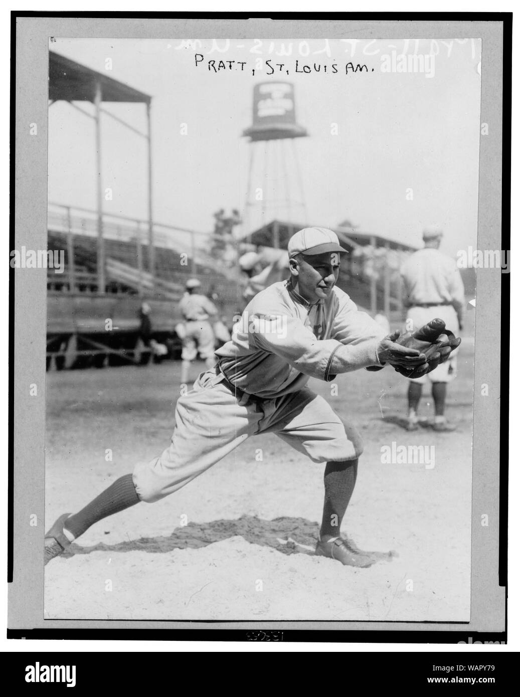 Derrill Burnham Del Pratt, Saint Louis Browns joueur de baseball, en uniforme, debout en position de recevoir jeté baseball Banque D'Images