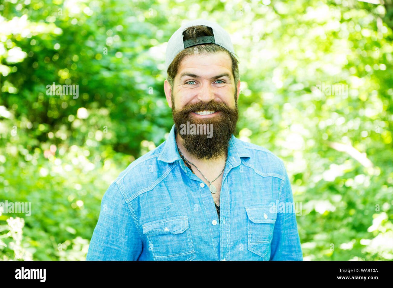 Fraîchement coupée. heureux homme brutal avec barbe. coiffure. hispter style. Fashion portrait de l'homme. Barbe cheveux soins. guy en forêt. camping d'été. barbu. Hipster mature avec barbe. soins du visage masculin. Banque D'Images