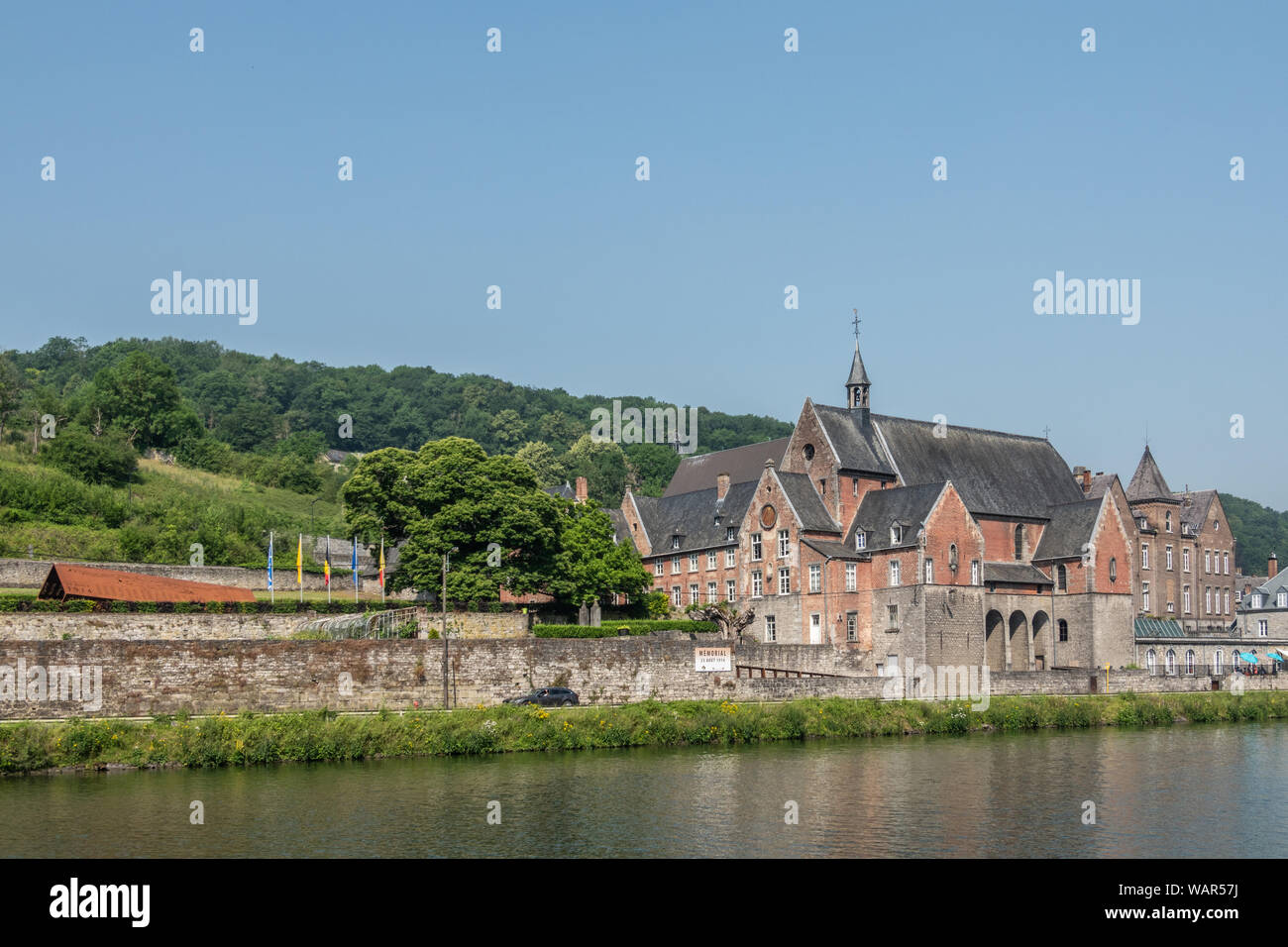 Dinant, Belgique - 26 juin 2019 : partie de la pierre rouge ancien couvent des Capucins est aujourd'hui le siège de l'APC, les services sociaux de la ville. Meuse Ri Banque D'Images